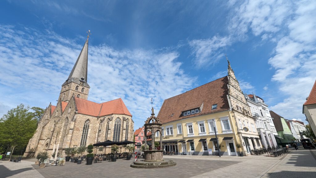 Neuer Markt mit der evangelisch-lutherischen Pfarrkirche St. Johannis.